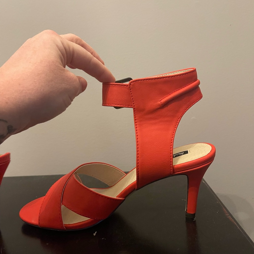 Red high heels. - Picture 6 of 8